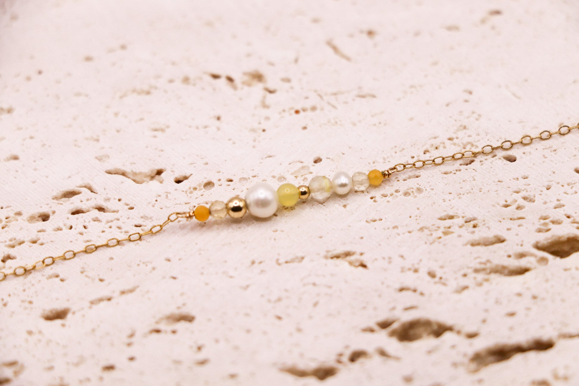 Bracelet en or laminé avec citrine, opale jaune, jade abricot, perles d’eau douce et perles dorées – bijou solaire fait main.