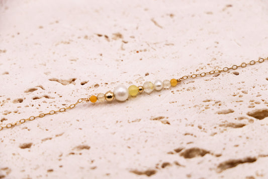 Bracelet en or laminé avec citrine, opale jaune, jade abricot, perles d’eau douce et perles dorées – bijou solaire fait main.