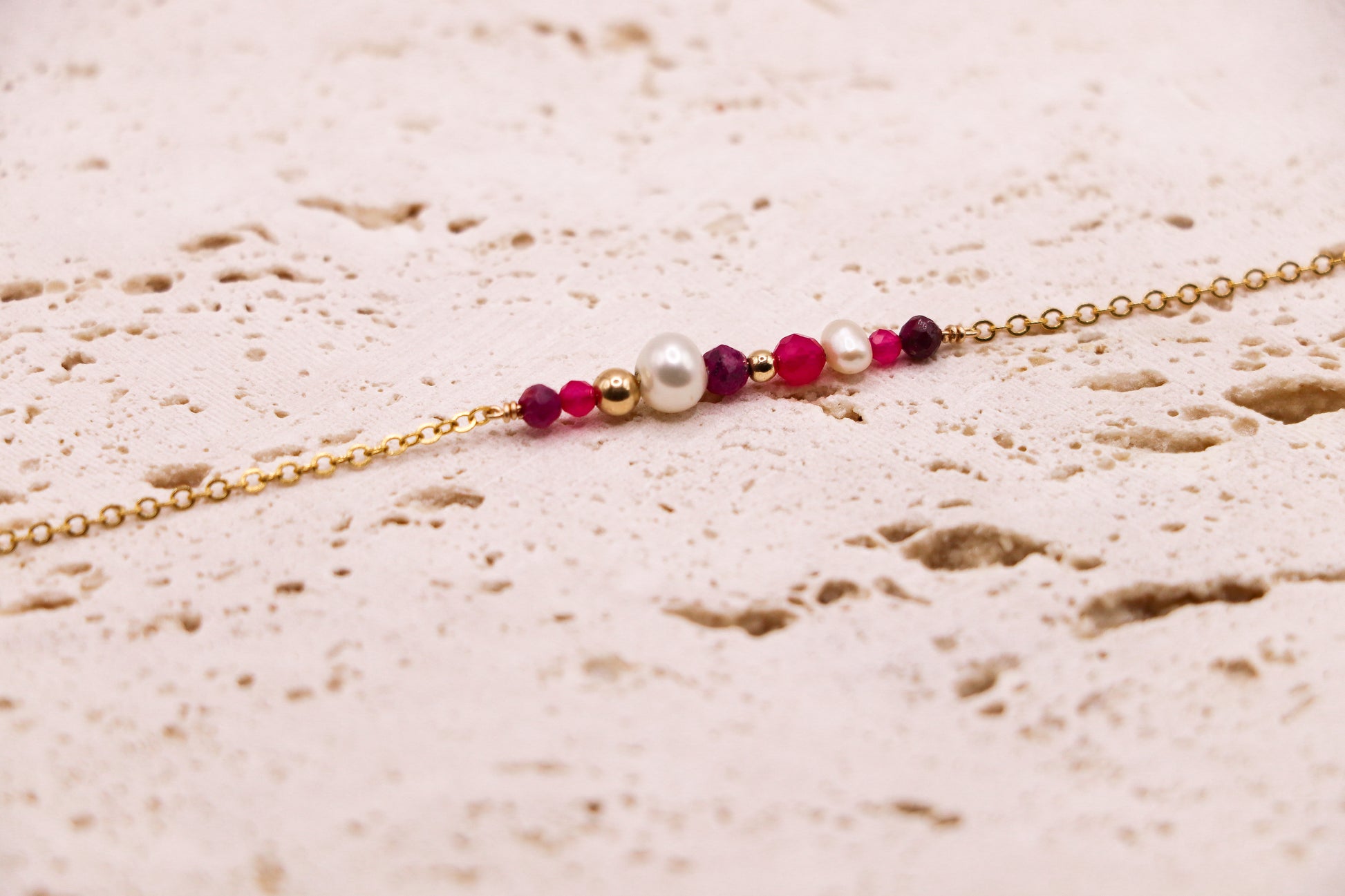 Bracelet fin en or laminé avec perles de rubis, perle de culture et perles dorées – bijou fait main, élégant et lumineux.