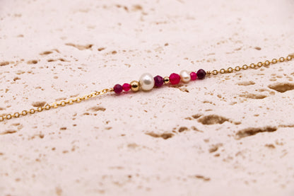 Bracelet fin en or laminé avec perles de rubis, perle de culture et perles dorées – bijou fait main, élégant et lumineux.