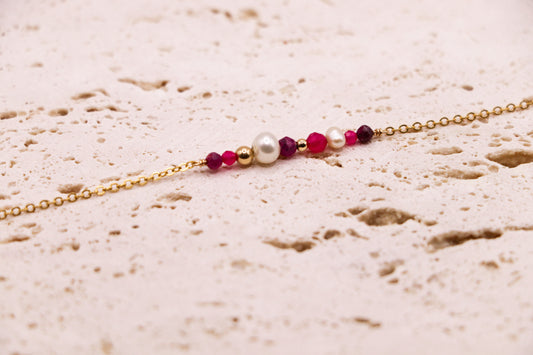 Bracelet fin en or laminé avec perles de rubis, perle de culture et perles dorées – bijou fait main, élégant et lumineux.