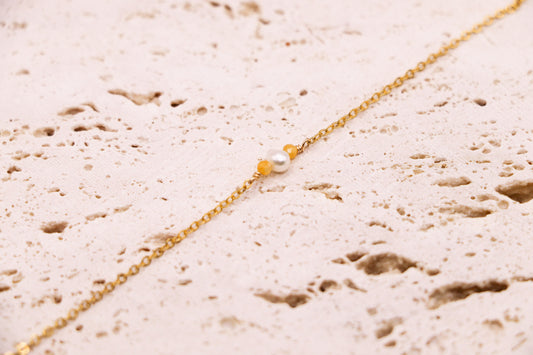 Bracelet fin en or laminé avec perle d’eau douce et deux perles de jade abricot, fait main, bijou minimaliste et lumineux.