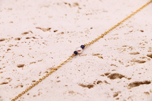 Bracelet délicat en or laminé avec perle d’eau douce et deux perles de saphir, bijou fait main élégant et raffiné.