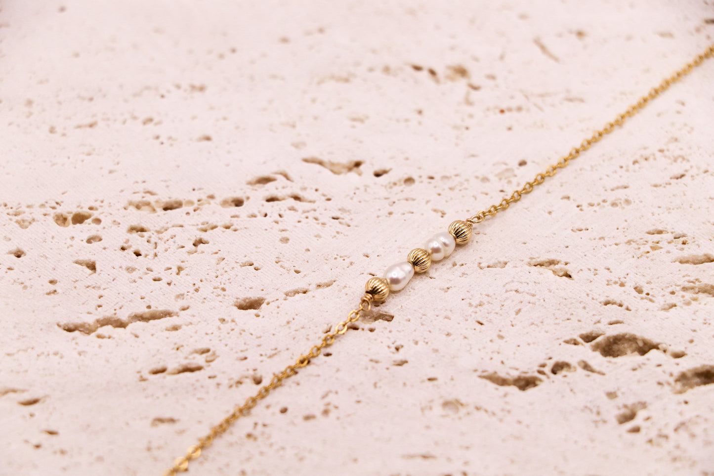Bracelet en or laminé 14K avec deux perles d’eau douce naturelles encadrées de perles dorées striées – bijou fin, lumineux, fait main en France.