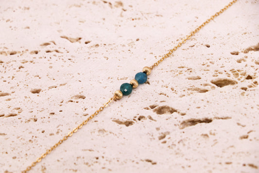 Bracelet en or laminé 14K avec 2 perles de saphir facettées entourées de perles dorées striées – bijou raffiné et fait main.