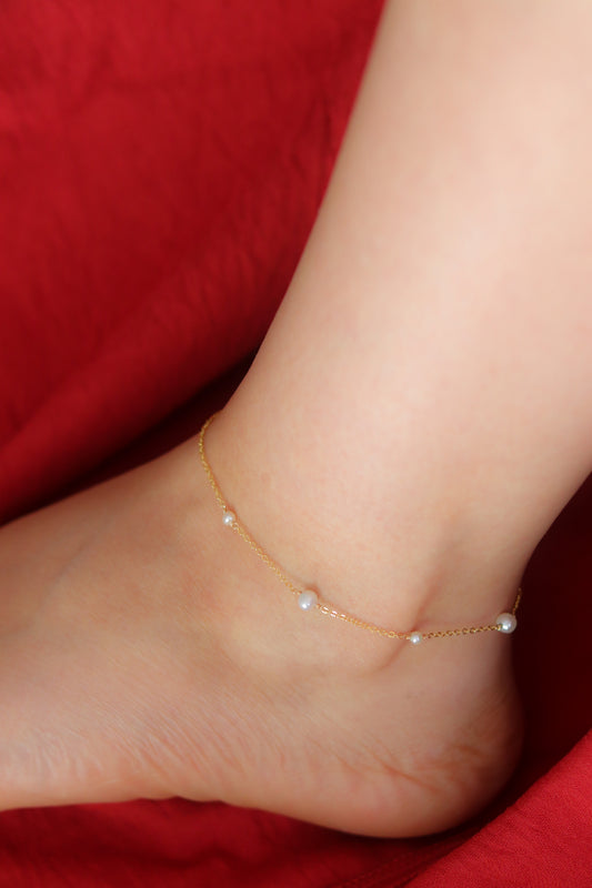 Chaîne de cheville en or laminé avec perles d’eau douce naturelles – bijou d’été fin, lumineux et fait main.