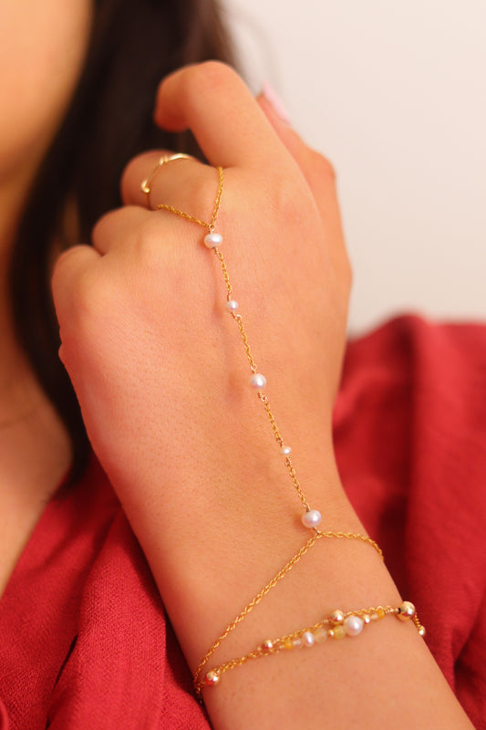 Bracelet de main en or laminé torsadé avec 5 perles d’eau douce (3 et 5 mm) – bijou fin, élégant et fait main.