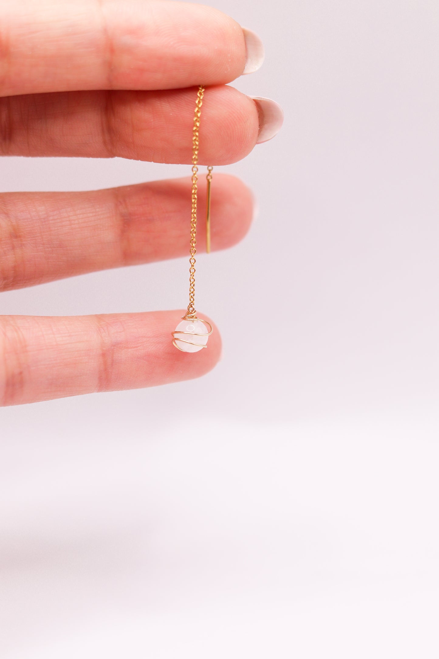 Boucle d’oreille Claire en pierre de lune – perle blanche 6 mm en or laminé