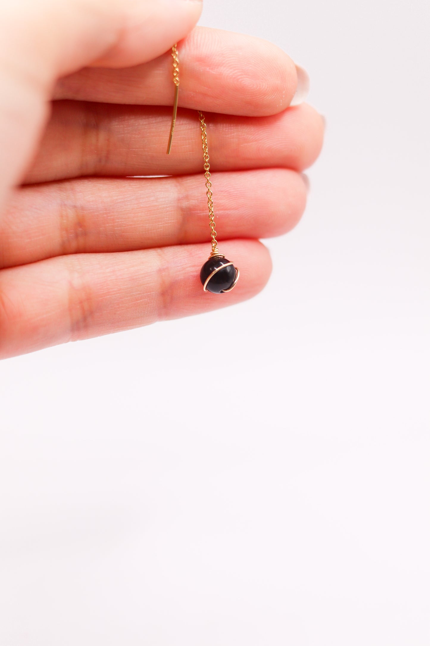 Boucle d’oreille en obsidienne dorée – perle noire 6 mm en or laminé