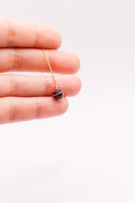 Boucle d’oreille minimaliste en or laminé avec perle de grenat