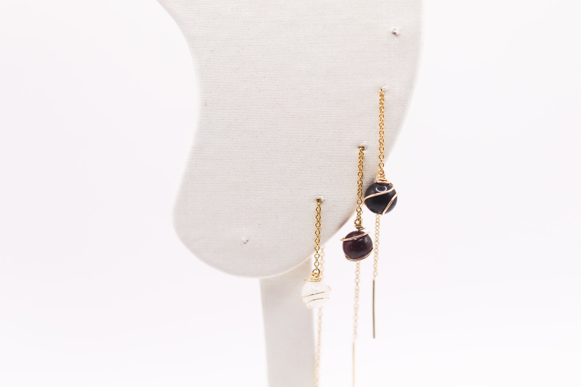 Boucle d’oreille minimaliste en or laminé avec perle de grenat