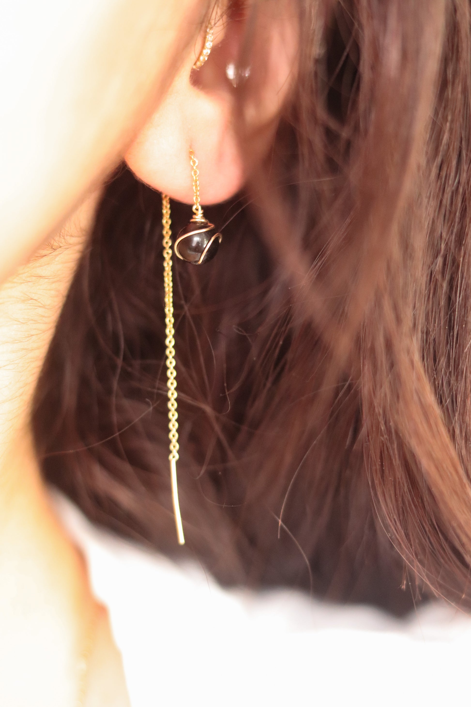 Boucle d’oreille en obsidienne dorée – perle noire 6 mm en or laminé