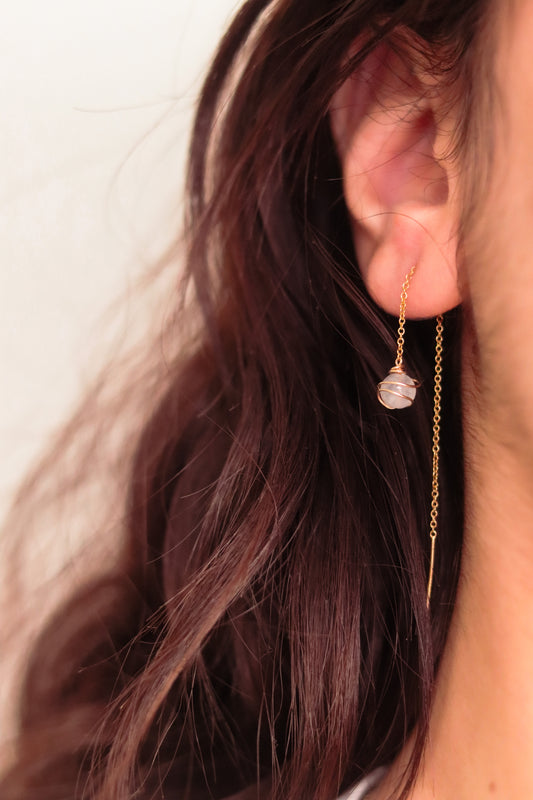 Boucle d’oreille Claire en pierre de lune – perle blanche 6 mm en or laminé