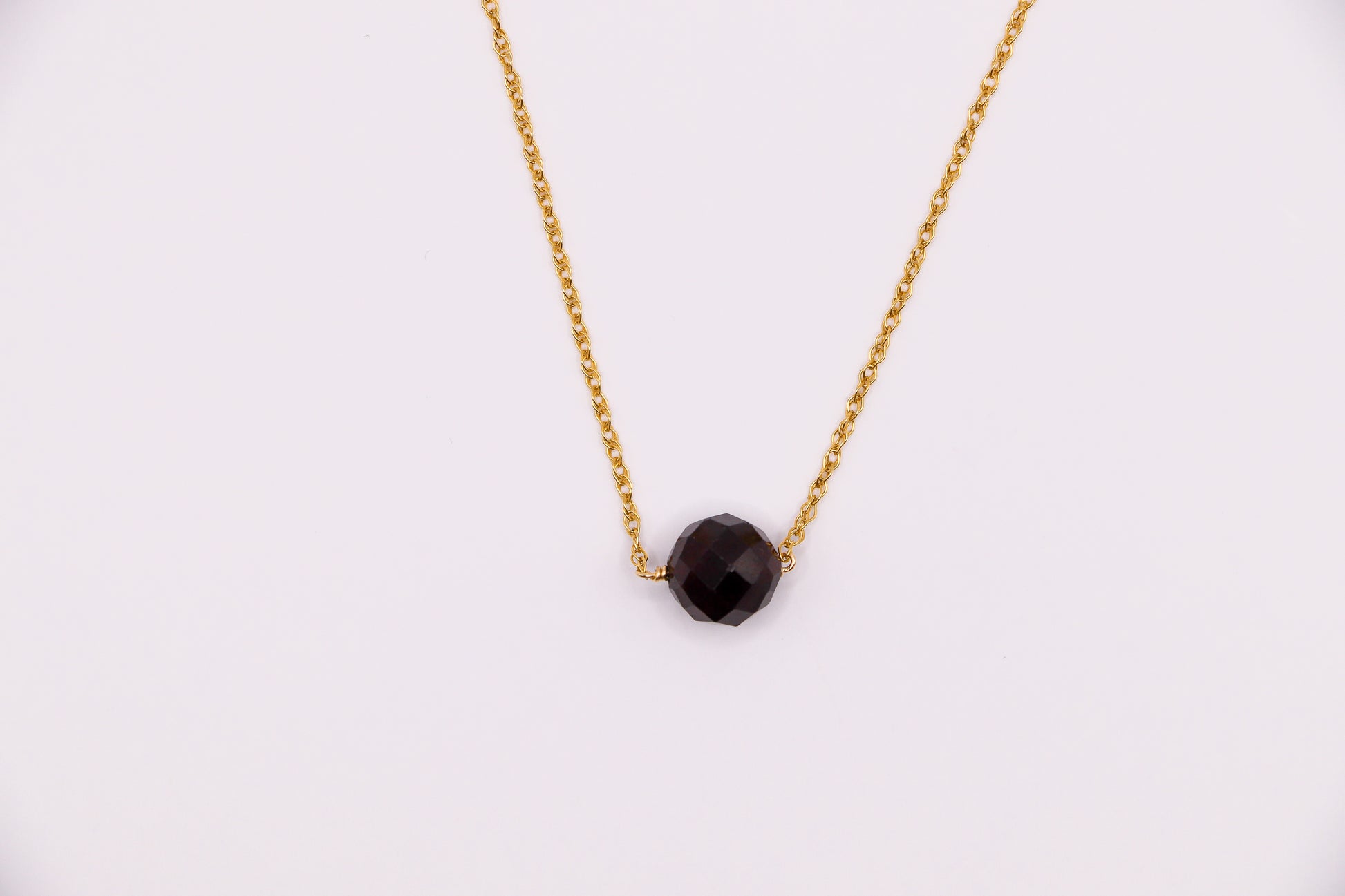 Collier Sélène en gold-filled, orné d’une pierre grenat, symbole de passion et d’énergie, parfait pour sublimer vos tenues.
