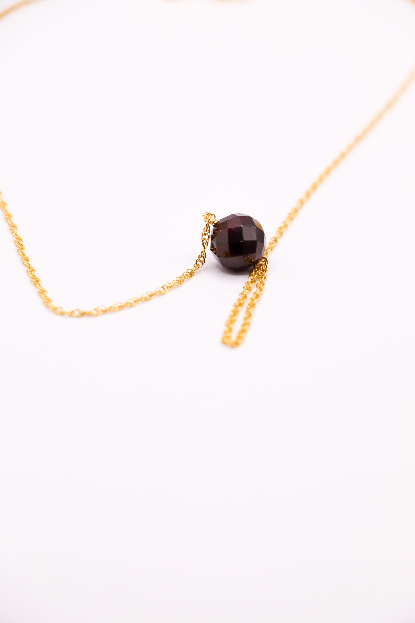 Collier Sélène en gold-filled avec pierre grenat naturelle, bijou artisanal raffiné pour un style intemporel et élégant.