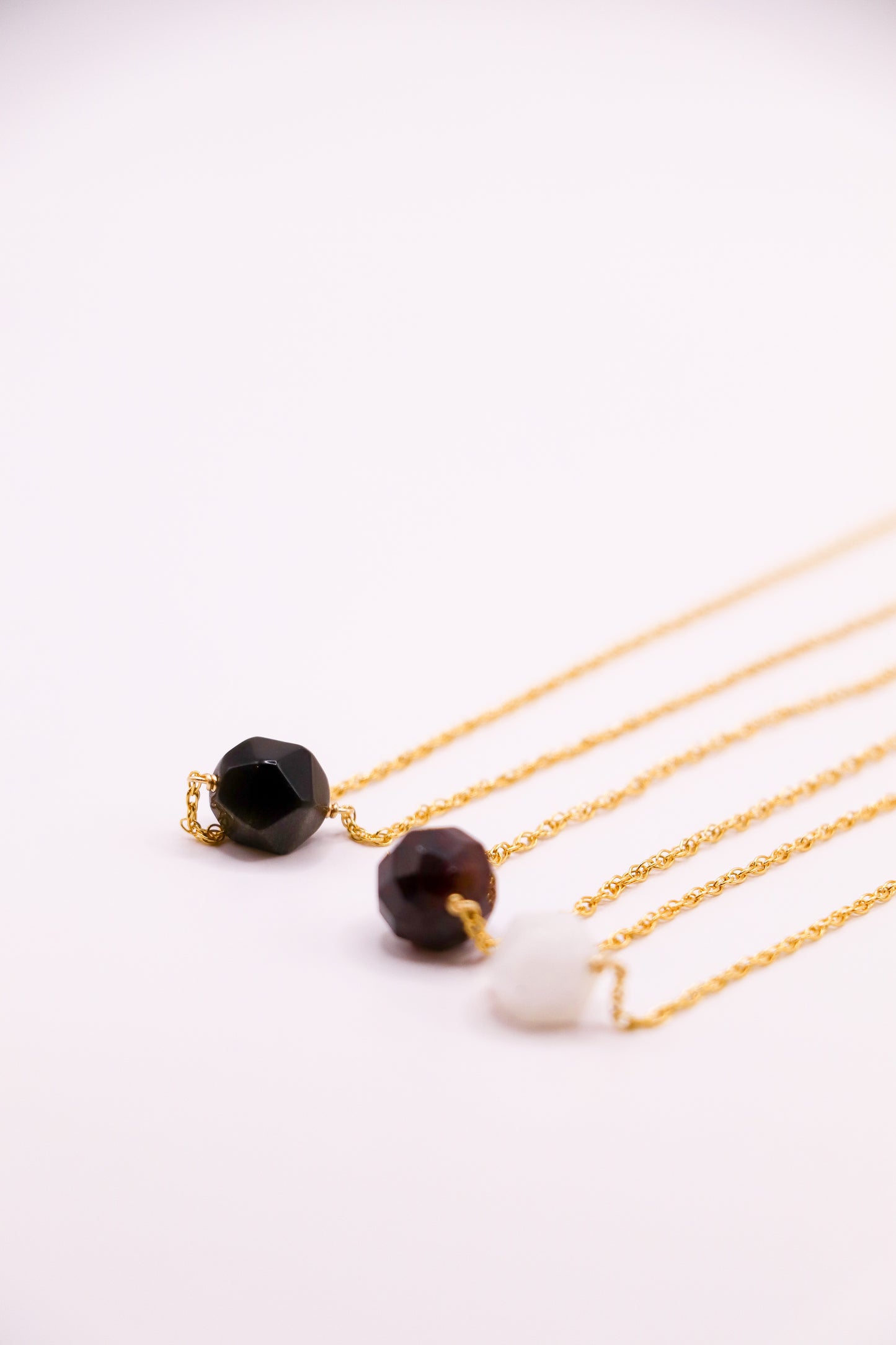 Collier Sélène en gold-filled, bijou artisanal avec pierres fines naturelles, idéal pour un style chic et intemporel.