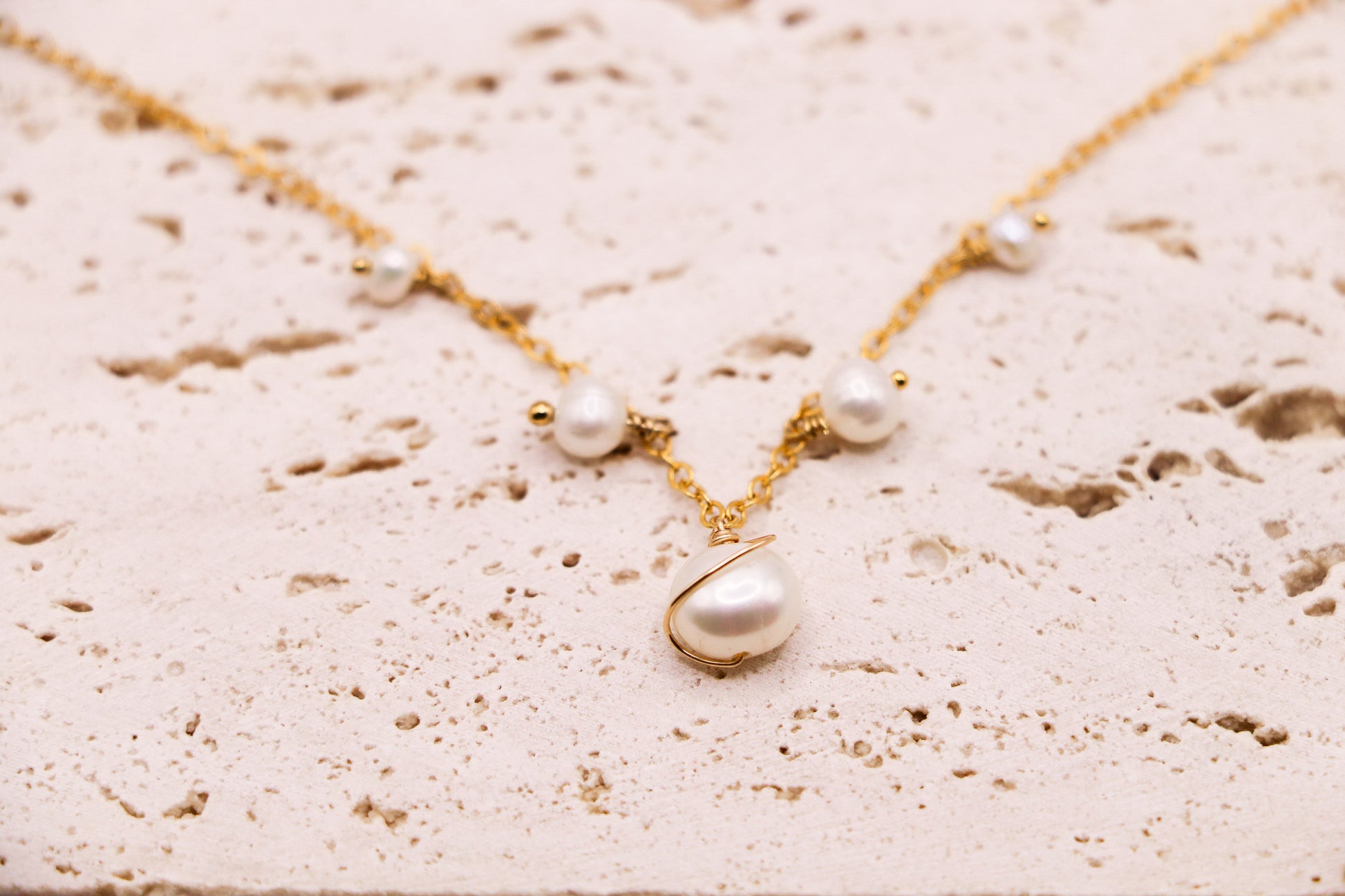 Collier en or laminé avec cinq perles d’eau douce porté au cou, bijou fin et délicat fait main