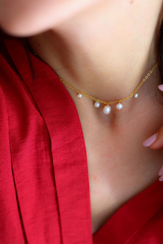 Collier en or laminé avec cinq perles d’eau douce porté au cou, bijou fin et délicat fait main