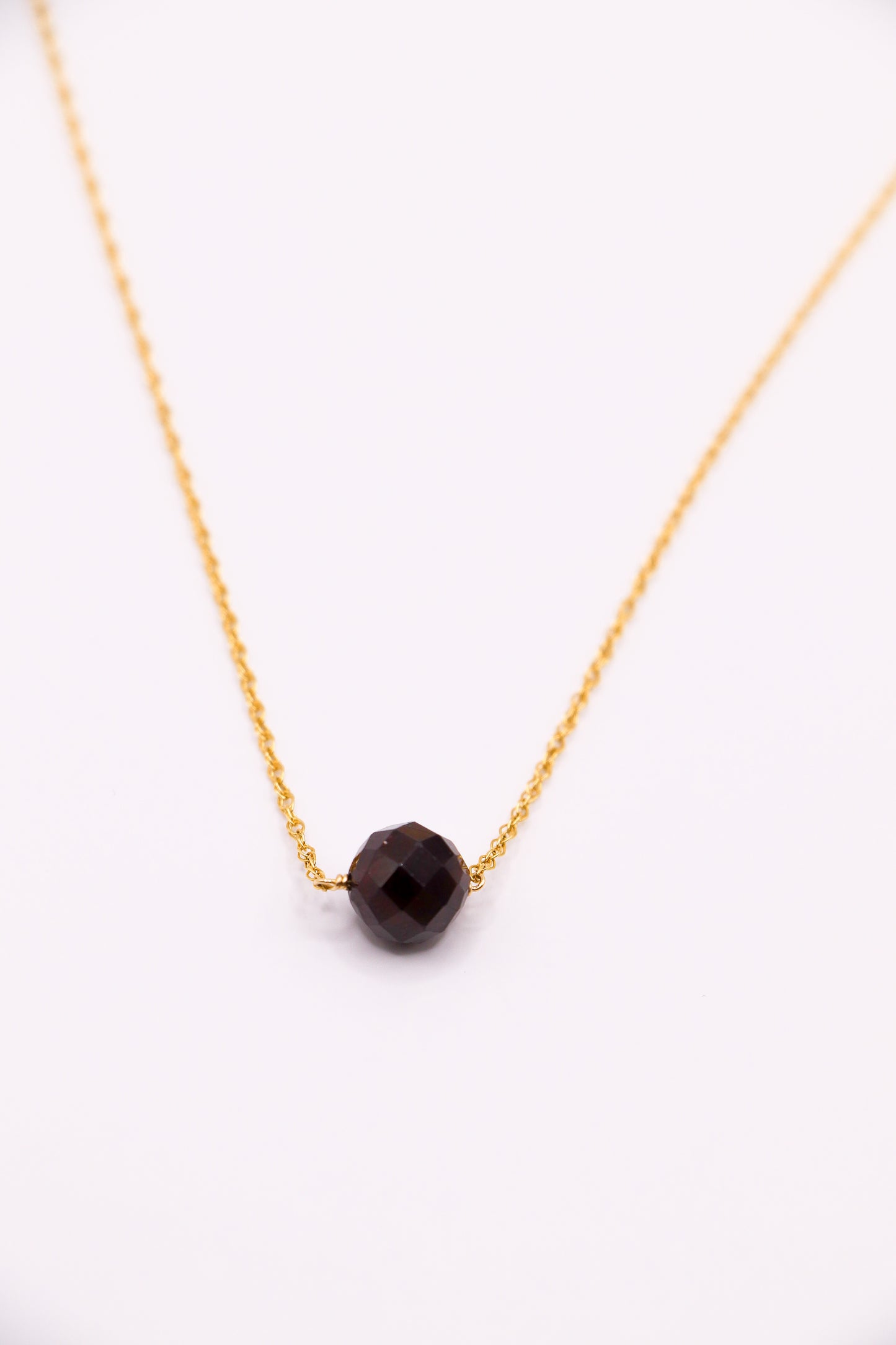 Collier Sélène en gold-filled avec pendentif pierre grenat, bijou artisanal chic et durable, idéal pour toutes les occasions.