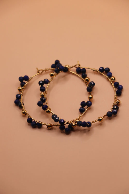 Créoles Yara – boucles dorées avec perles de lapis lazuli