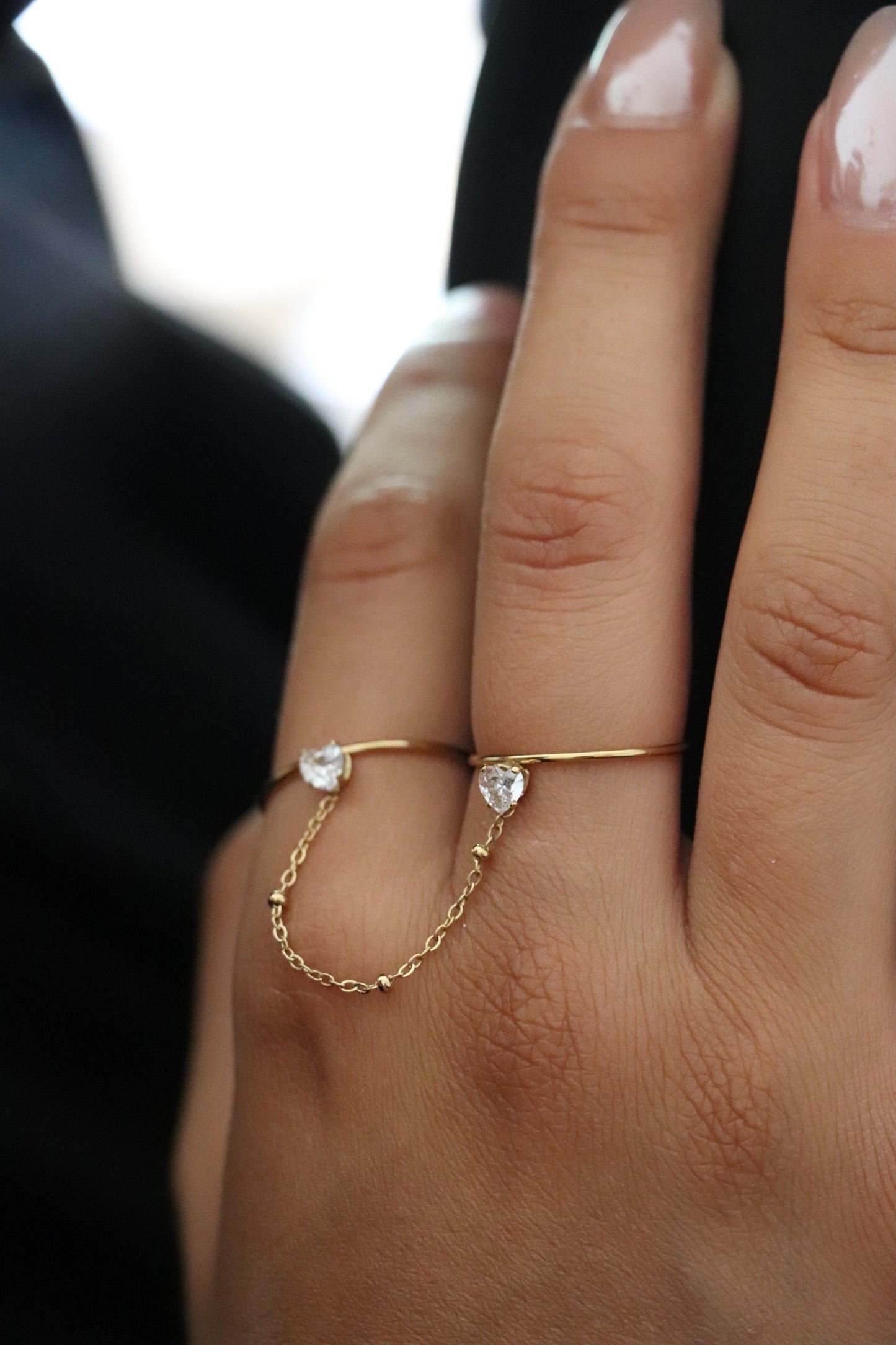 Bague chaîne double en acier inoxydable doré avec zircons en forme de cœur – bijou tendance pour femme, résistant à l’eau.