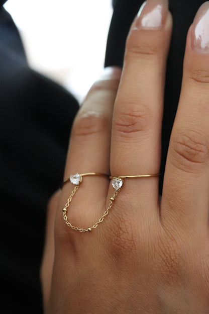 Bague chaîne double en acier inoxydable doré avec zircons en forme de cœur – bijou tendance pour femme, résistant à l’eau.
