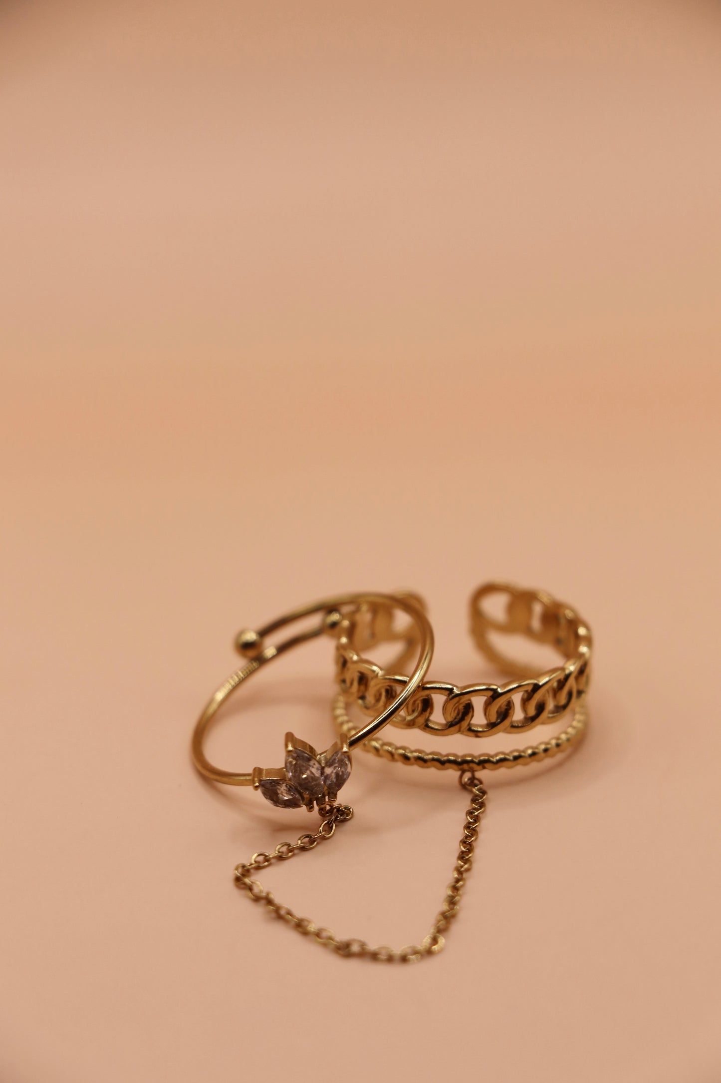 Double Bague chaîne en acier inoxydable doré avec zircons blancs – bijou tendance et original pour femme.