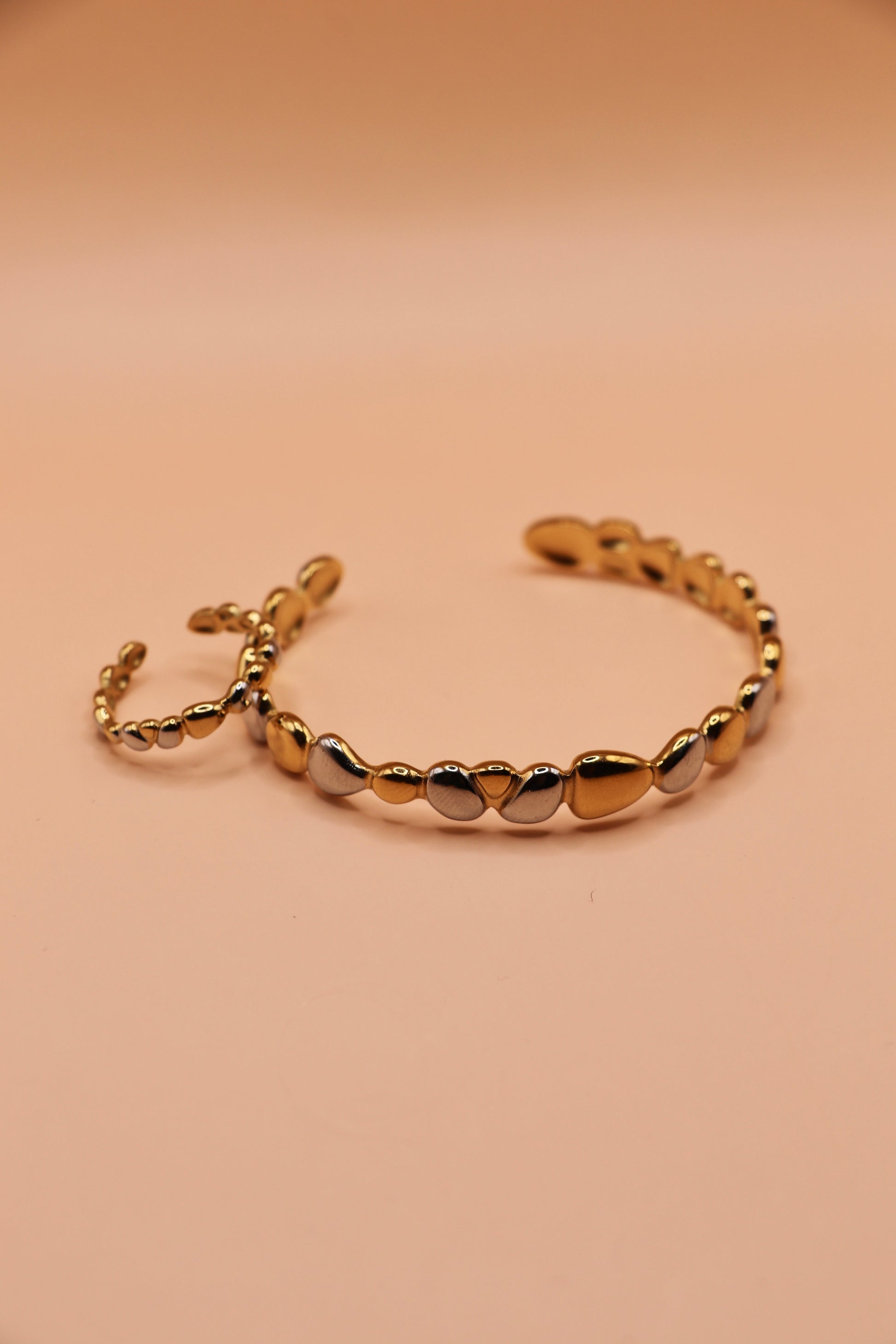 Jonc bicolore doré et argenté en acier inoxydable – forme asymétrique, assorti à la bague Cassie.