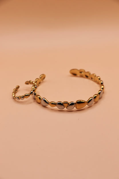 Jonc bicolore doré et argenté en acier inoxydable – forme asymétrique, assorti à la bague Cassie.