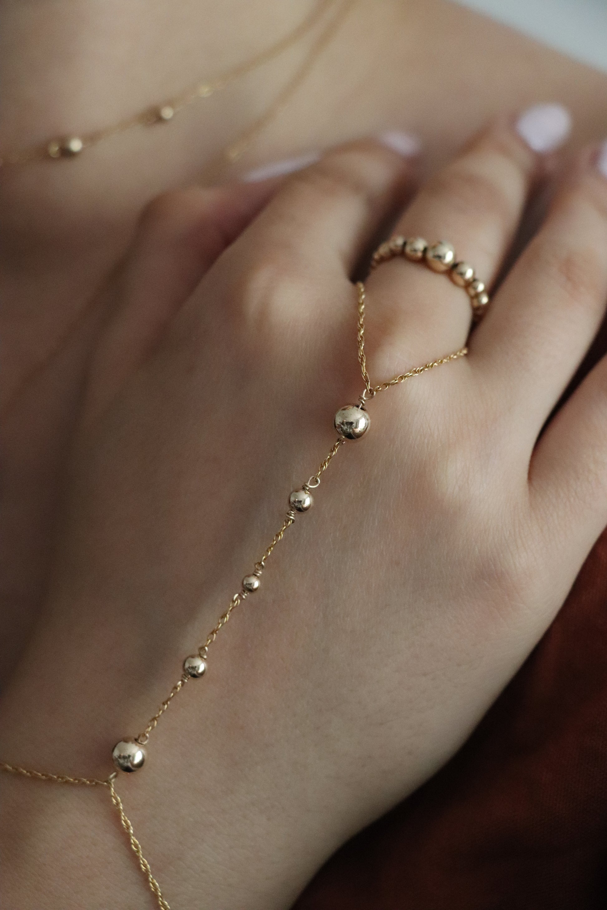 Chaîne de main Lynos en or laminé 14k avec perles d’eau douce naturelles
