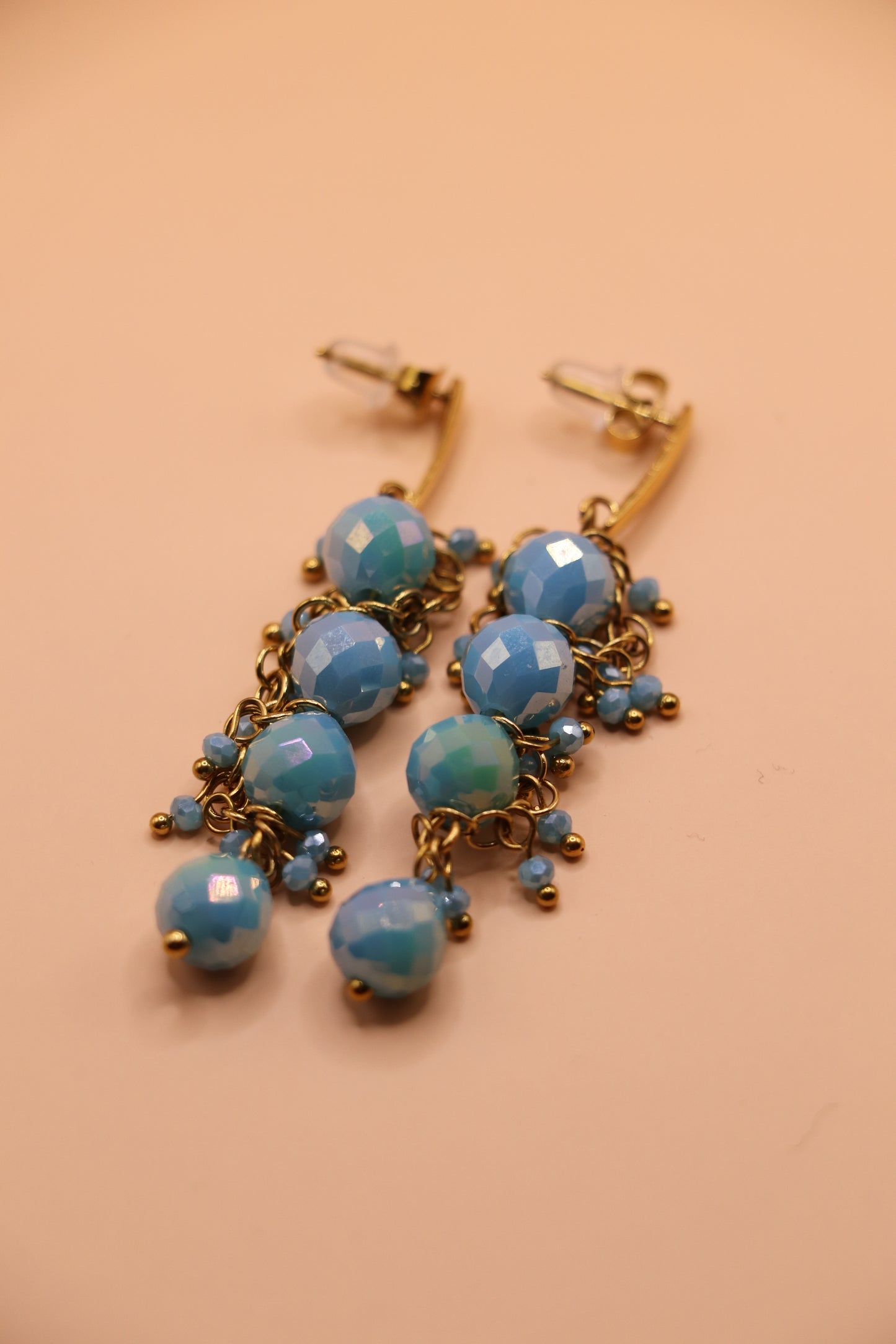 Boucles d’oreilles Élora bleu ciel – pendantes dorées avec perles facettées bleu pâle