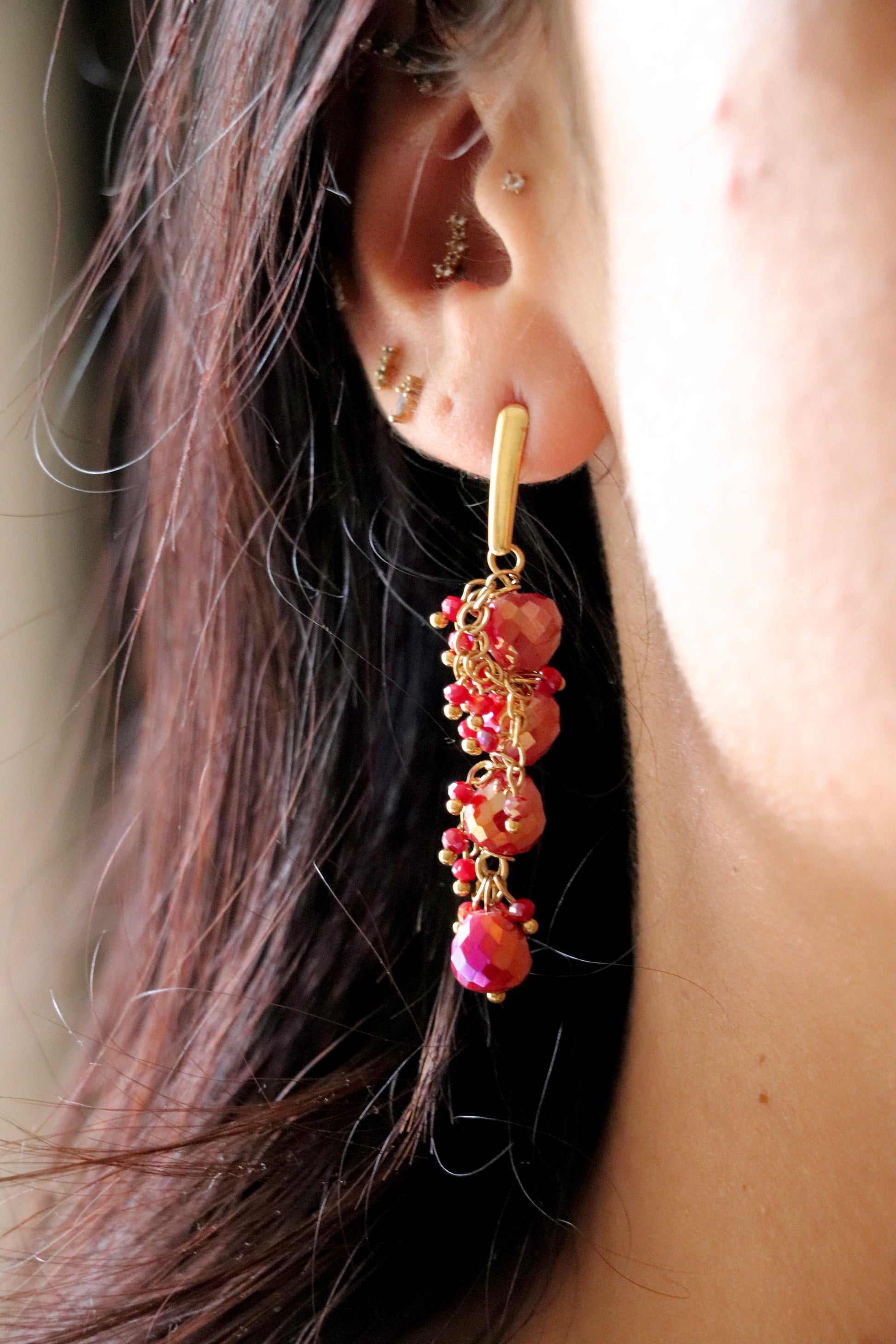 Boucles d’oreilles Élora rouges – pendantes dorées avec perles rouges facettées