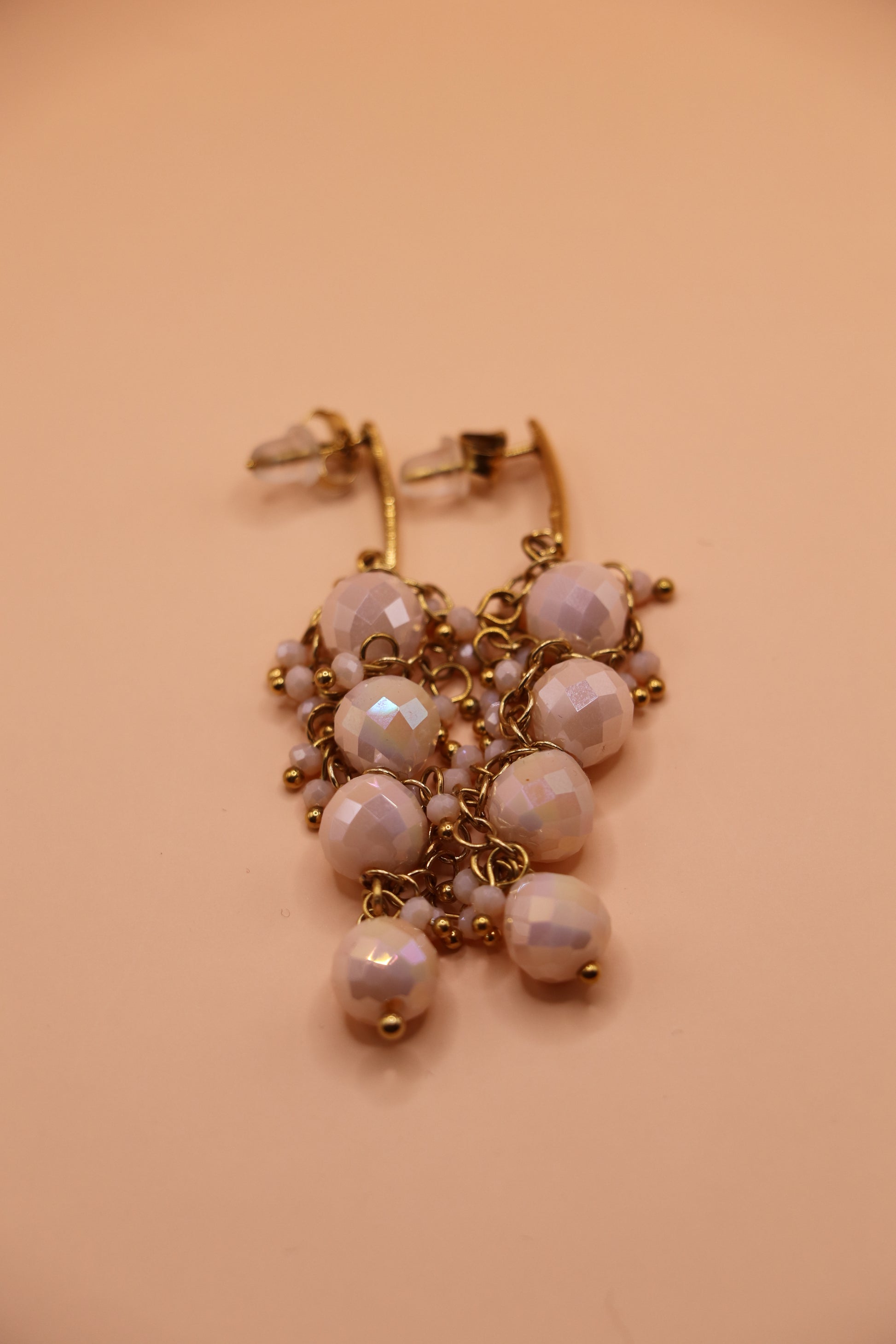 Boucles d’oreilles Élora – pendantes dorées avec perles rose nacré facettées