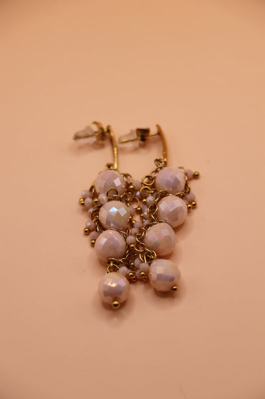 Boucles d’oreilles Élora – pendantes dorées avec perles rose nacré facettées