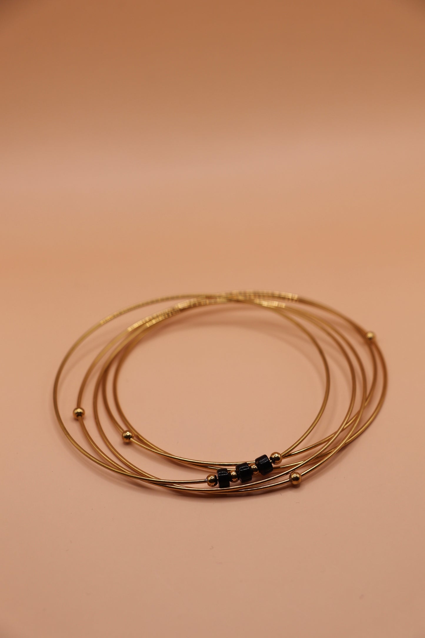 Ensemble de 7 joncs fins en acier inoxydable doré avec perles noires