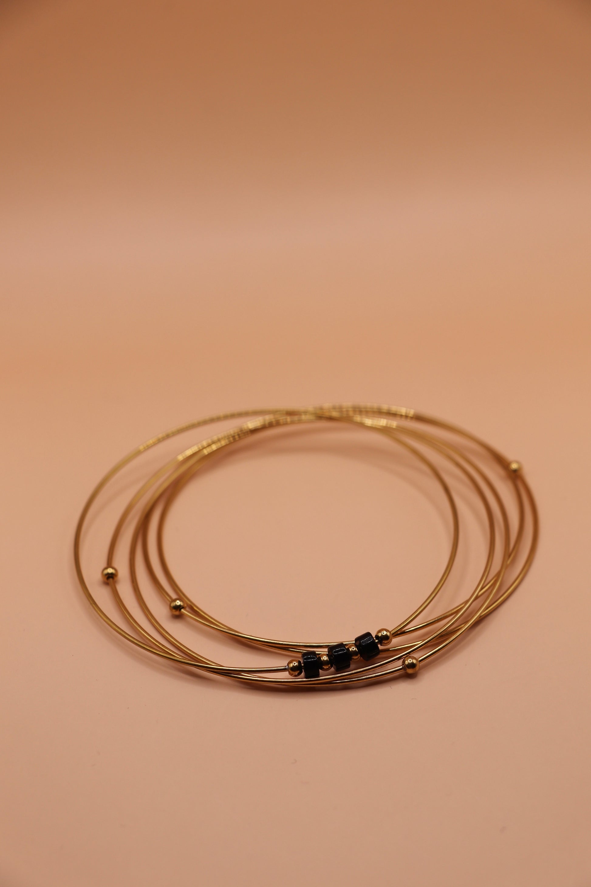 Ensemble de 7 joncs fins en acier inoxydable doré avec perles noires