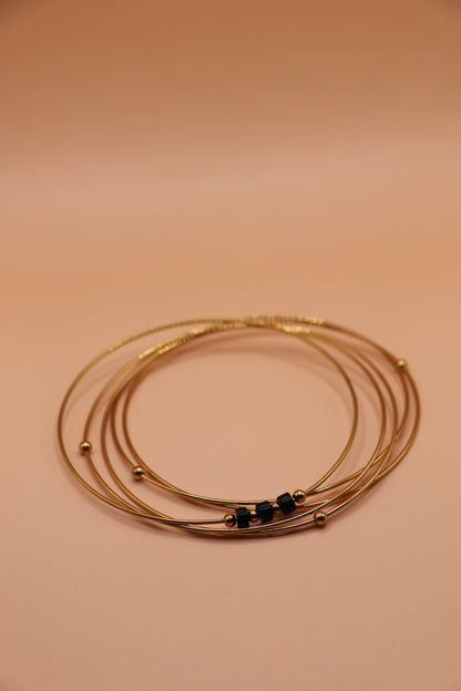 Ensemble de 7 joncs fins en acier inoxydable doré avec perles noires