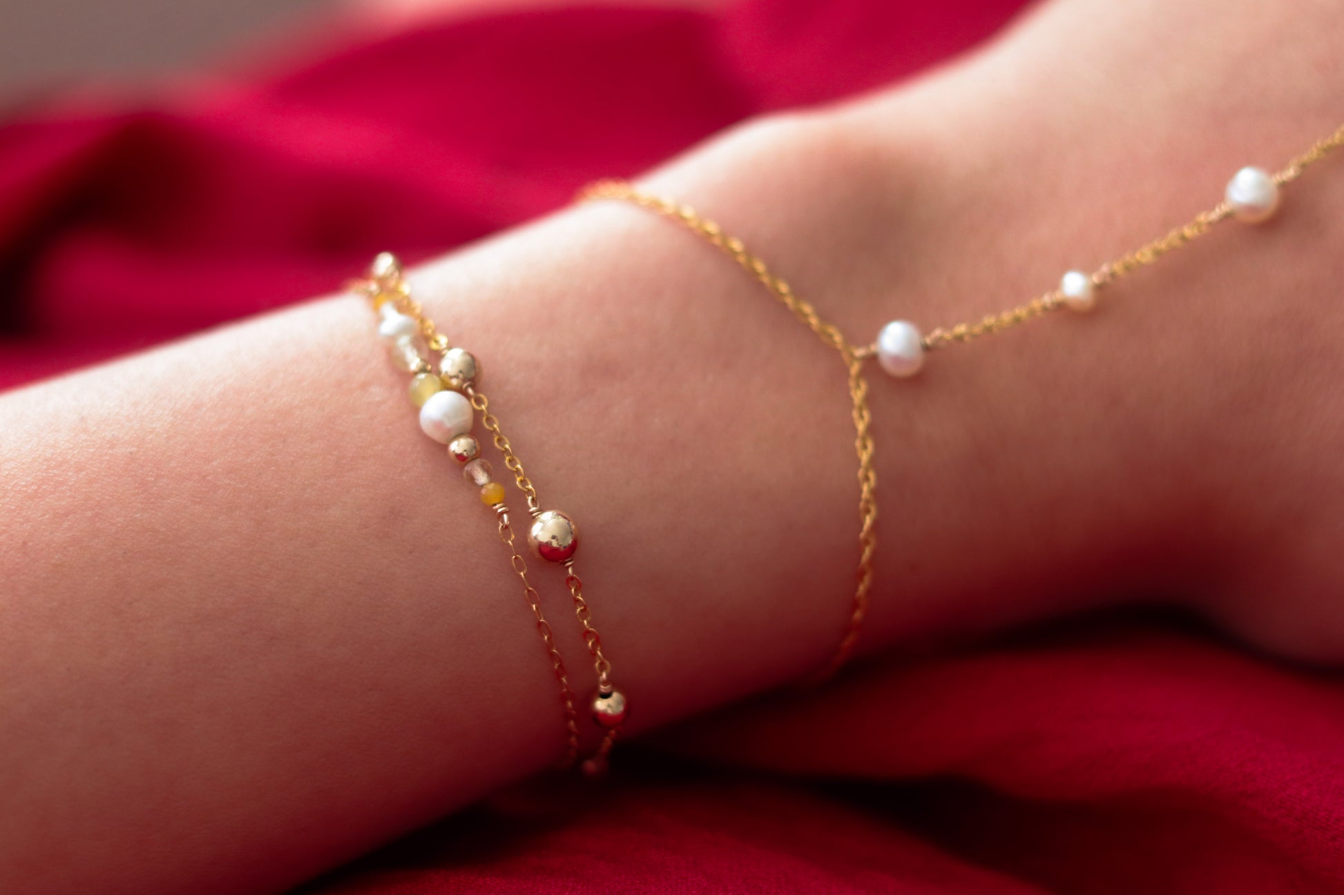 Bracelet en or laminé 14K avec perles – bijou doré fin et texturé, fait main en France.